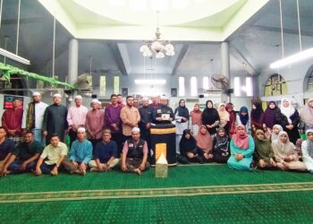 WARIS kepada 15 pelajar Universiti Pendidikan Sultan Idris (UPSI) yang maut dalam nahas bas persiaran 
di Jalan Raya Timur-Barat (JRTB), Gerik, Perak menghadiri kursus umrah di Masjid Jabi, Besut, Terengganu. 
– UTUSAN/WAN ZURATIKAH IFFAH WAN ZULKIFLI