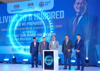 Perdana Menteri, Datuk Seri Anwar Ibrahim melancarkan Persidangan Kesejahteraan Sosial Antarabangsa 2025 di Kuala Lumpur semalam. Turut sama, Mohd. Zuki Ali (dua dari kanan). – UTUSAN/SADDAM YUSOFF