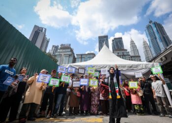 Rafidah Ibrahim bersama sebahagian penduduk Kampung Sungai Baru, Kuala Lumpur membuat protes aman susulan pengusiran secara paksa penduduk semalam. – UTUSAN/ MUHAMAD IQBAL ROSLI