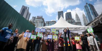 Rafidah Ibrahim bersama sebahagian penduduk Kampung Sungai Baru, Kuala Lumpur membuat protes aman susulan pengusiran secara paksa penduduk semalam. – UTUSAN/ MUHAMAD IQBAL ROSLI