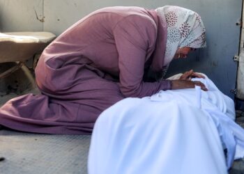Seorang wanita meratapi kematian saudaranya yang menjadi mangsa pengeboman tentera Zionis berdekatan Hospital al-Shifa, Gaza semalam.-AFP