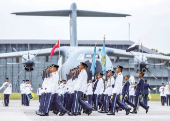Persembahan kawad yang diadakan sempena Istiadat Perbarisan Penghargaan Panglima Tentera Udara Ke-20 Jeneral Mohd. Asghar Khan Goriman Khan di Pangkalan Udara Subang semalam. – UTUSAN/AFIQ RAZALI