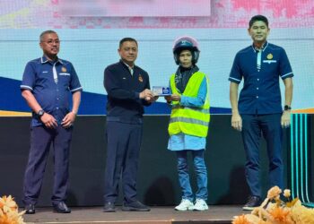 AEDY Fadly dalam Majlis Penyerahan Lesen Memandu Program MyLesen B2 Peringkat Pulau Pinang di Pusat Konvensyen PICCA, Butterworth, Pulau Pinang.-UTUSAN/SITI NUR MAS ERAH AMRAN