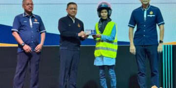 AEDY Fadly dalam Majlis Penyerahan Lesen Memandu Program MyLesen B2 Peringkat Pulau Pinang di Pusat Konvensyen PICCA, Butterworth, Pulau Pinang.-UTUSAN/SITI NUR MAS ERAH AMRAN