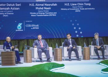 Abdul Wahid Omar (kiri) mempengerusikan forum ‘Menjayakan Peralihan Tenaga Malaysia’ bersama Amir Hamzah Azizan (dua dari kiri), Akmal Nasrullah Mohd. Nasir (dua dari kanan) dan Liew Chin Tong sempena Energy Asia 2025 di Pusat Konvesyen Kuala Lumpur (KLCC), semalam. – UTUSAN/ MUHAMAD IQBAL ROSLI