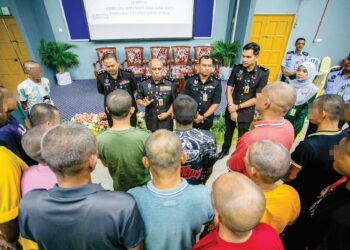 Timbalan Pengarah Penjara Negeri Perak, Penolong Kanan Komisioner Nazri Mohamad menyantuni mereka yang terlibat dalam Program Pelepasan Banduan Secara Lesen (PBSL) Ihsan Madani (Kepulangan Yang Dinanti) sempena Hari Raya Aidiladha 2025 di Penjara Tapah, Perak semalam.  – UTUSAN/MUHAMAD NAZREEN SYAH MUSTHAFA