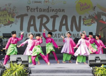 PARA penari pasukan Gen’ Tari dari Sekolah Seni Malaysia Perak (SSEMP) membuat persembahan dalam Pertandingan Dabus Kreasi Sekolah Menengah pada Temasya Budaya@Perak 2025 di Manjung, Lumut semalam. – UTUSAN/MUHAMAD NAZREEN SYAH MUSTHAFA