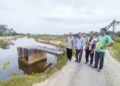 PENDUDUK dan penternak kolam ikan serta udang menunjukkan saluran pembentungan yang rosak di Kampung Fikri, Setiu, Terengganu, semalam, – UTUSAN/WAN ZURATIKAH IFFAH WAN ZULKIFLI