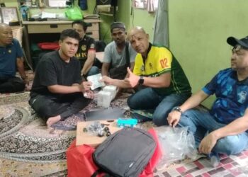 MUHAMAD Syahmi Azril Saidi Jamal (kiri) menerima sumbangan komputer riba daripada Kelab Anak-Anak Sik yang berkunjung ke rumahnya di Bandar Baru Beris Jaya, Sik, Kedah semalam.