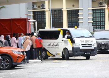AHLI keluarga menuntut jenazah Salmiah Nyak Matt di Jabatan Forensik Hospital Raja Permaisuri Bainun Ipoh semalam. - UTUSAN/MUHAMAD NAZREEN SYAH MUSTHAFA