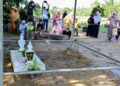 TALI penghadang dipasang di sekeliling kubur Allahyarham Nurly Shahirah Azman di Tanah Perkuburan Islam Gong Pasir, Besut, Terengganu. – UTUSAN/PUQTRA HAIRRY