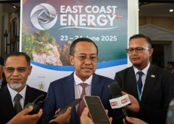 Ahmad Samsuri Mokhtar bercakap kepada pemberita  selepas Majlis Perasmian Persidangan East Coast Energy (ECE) di Taman Tamadun Islam, Terengganu semalam. -UTUSAN/PUQTRA HAIRRY