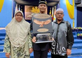 NIK Zulhisam Nik Samsudin di samping ibu bapanya selepas Perbarisan Penyampaian Sayap Penerbangan Kursus Asas Penerbangan Siri 86/24 dan Kursus Asas Penerbangan Helikopter Siri 66/24 di Kolej Tentera Udara di Alor Setar Kedah, semalam.