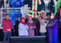 AHMAD Zahid Hamidi menunjukkan isyarat bagus ketika merasmikan Program Pemerkasaan Wanita Perdana Sabah 2025 di Kota Kinabalu, Sabah, semalam. – UTUSAN/ALLEN MAJAWAN