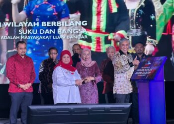 AHMAD Zahid Hamidi menunjukkan isyarat bagus ketika merasmikan Program Pemerkasaan Wanita Perdana Sabah 2025 di Kota Kinabalu, Sabah, semalam. – UTUSAN/ALLEN MAJAWAN