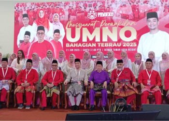 ONN Hafiz bersama barisan jawatankuasa UMNO Bahagian Tebrau di Dewan Muafakat di Adda Height, Johor Bahru.