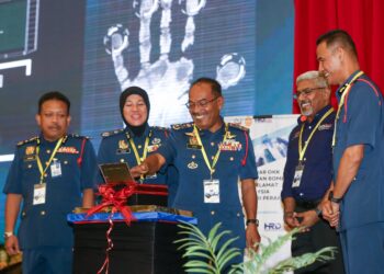 AHMAD Izram Osman (tengah) merasmikan Seminar Organisasi Keselamatan Kebakaran (OKK) JBPM Perak di Ipoh hari ini. - UTUSAN/MUHAMAD NAZREEN SYAH MUSTHAFA
