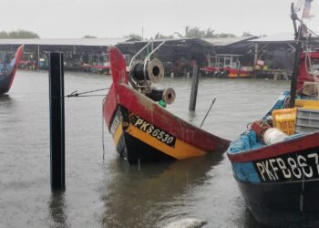 BOT mangsa ditarik dari lokasi kejadian dan hampir tenggelam di Jeti Nelayan Bagan Selatan,  Tanjung Piandang di Parit Buntar hari ini. - UTUSAN/WAT KAMAL ABAS
