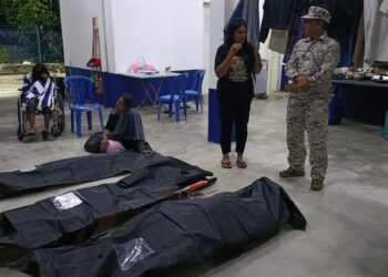 TIGA orang termasuk dua kanak-kanak maut selepas bot pelancong yang membawa 15 penumpang terbalik dibadai ombak kuat di perairan Pulau Perhentian, Besut, Terengganu. - IHSAN MARITIM MALAYSIA