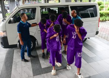 LIMA pelajar sebuah sekolah di Besut semasa dibawa ke  Kompleks Mahkamah Kuala Terengganu, Terengganu. - UTUSAN/PUQTRA HAIRRY