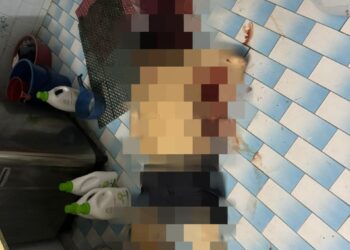 KEADAAN seorang lelaki yang ditemukan mati dengan kesan tikaman di perut dalam kejadian di sebuah rumah di Taman Tasek Damai, Ipoh semalam. - UTUSAN
