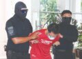 SEORANG lelaki dibawa ke Mahkamah Sesyen, Klang, Selangor semalam bagi berdepan pertuduhan memperkosa anak kandungnya sendiri.– UTUSAN/AFIQ RAZALI