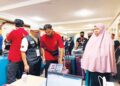 ABDUL Fattah  Mohd. Fasor (kiri) memantau proses daftar masuk di Abraj Al Janadriyah, Mekah semalam.