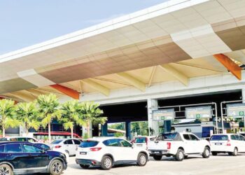 SUASANA sesak di Kompleks Imigresen, Kastam, Kuarantin dan Keselamatan (ICQS) Bukit Kayu Hitam yang menjadi pilihan utama pelancong untuk ke Thailand dari Kubang Pasu, Kedah.