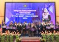 Fadhlina Sidek bersama para pelajar terbaik pada Majlis Penyampaian Anugerah Pelajar Terbaik STPM, MUET dan SKBMW 2024 di Dewan Besar Majlis Peperiksaan Malaysia, Selayang semalam. – Utusan/SYAKIR RADIN