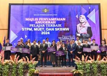 Fadhlina Sidek bersama para pelajar terbaik pada Majlis Penyampaian Anugerah Pelajar Terbaik STPM, MUET dan SKBMW 2024 di Dewan Besar Majlis Peperiksaan Malaysia, Selayang semalam. – Utusan/SYAKIR RADIN