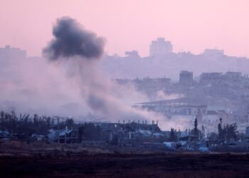 Gambar asap tebal menyelubungi Gaza ekoran serangan tanpa henti tentera ZIonis menjelang Aidiladha di Palestin. – AFP