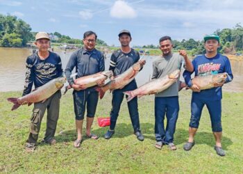 MUHD. Adam Ahmad Sufian (dua dari kanan) dan rakan peserta yang memenangi pertandingan ikan terberat sempena Pesta Menjala dan Menangkap Ikan Estet Ikan Paya Chempaka, Lanchang, Pahang.
