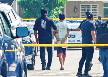 SUSPEK berusia 17 tahun dibawa keluar dari rumahnya oleh anggota polis selepas dipercayai membunuh dua ahli keluarganya di Taman Rambai Mutiara, Bukit Rambai, Melaka semalam.
