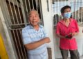 HOR Yuk Wah (kanan) dan Lee Se Ming  menceritakan penemuan suami isteri yang meninggal dunia sejak beberapa hari lalu di sebuah rumah kedai di Jalan Besar, Kampung Sungai Ruan, Raub, Pahang.