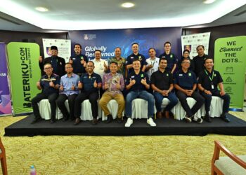 Azarol Faizi Zakaria Ansari (duduk, empat dari kanan) dan Jamalunlaili Abdullah (duduk, empat dari kiri) bergambar dengan wakil kedua-dua pihak di UiTM Shah Alam, semalam. UTUSAN/ABDUL RAZAK IDRIS