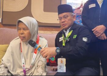 NAI’MAH Mansor membaca al-Quran Braille sambil disaksikan Mohd. Na’im Mokhtar di Hotel Land Premium, Mekah semalam.