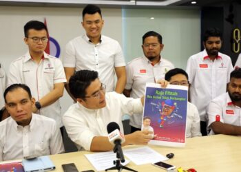 WOO Kah Leong (duduk, dua dari kiri) pada sidang akhbar di Ibu Pejabat DAP Negeri Perak, Ipoh semalam.