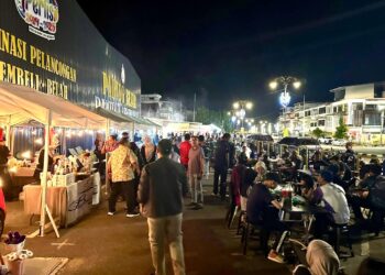 ORANG ramai memenuhi Pasar Malam Padang Besar yang mula beroperasi sebulan lalu sekali gus menghidupkan suasana malam di pekan Padang Besar, Perlis.