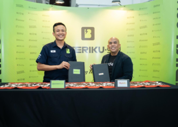 AZAROL Faizi (kiri) bersama Syed Ahmad Faiz pada majlis memeterai kerjasama strategik antara Bateriku.com dan RYDE EV.