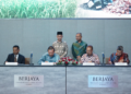 SYED Ali Shahul Hameed (dari kiri) bersama Vincent Tan dan Syed Tajul Arif Syed Baharoon Al Jumlud pada majlis menandatangani MoU itu yang berlangsung di Hotel Berjaya Times Square, Kuala Lumpur.