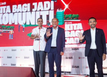 GOBIND Singh Deo (tengah) bersama Novan Amirudin (kanan) dan Gurdip Singh Sidhu pada Majlis Peluncuran Kita Bagi Jadi Komuniti CIMB di Sasana Kijang di sini, semalam – Utusan/ISKANDAR ISHAK