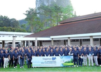 PESERTA kejohanan Golf Jemputan Cagamas Ke-17 bergambar sebelum melakukan ‘tee off’ di Kelab Golf Templer Park, Rawang, Selangor.