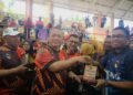 AMINUDDIN Harun beramah mesra dengan peserta Majlis Perasmian SUKNES di Paroi, Negeri Sembilan. - UTUSAN/NUR SHARIEZA ISMAIL