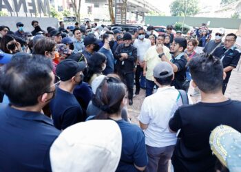 HISHAMUDDIN Hashim bersama mangsa-mangsa penipuan dalam sidang akhbar di Menara KPJ, Kuala Lumpur. - UTUSAN/SHIDDIEQIIN ZON