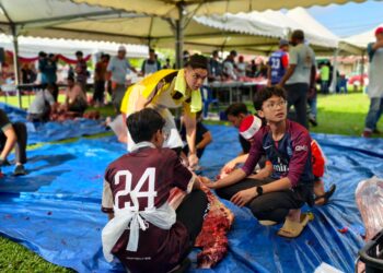 PENGALAMAN menyertai gotong-royong korban menjadi detik bermakna buat belia lepasan Kolej Profesional Mara Bandar Melaka yang terlibat dalam Program Melaka Qorban House anjuran Koperasi Surau Al-Hikmah Melaka Berhad di Taman Seri Pandan, Lorong Pandan, Melaka. - UTUSAN/AMRAN ALI