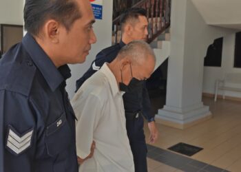 JAAFAR Taib dibawa anggota polis selepas didakwa atas pertuduhan amang seksual fizikal terhadap remaja perempuan di Mahkamah Seksyen Ayer Keroh, Melaka, hari ini.UTUSAN/AMRAN ALI
