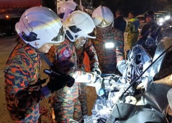 ANGGOTA bomba mengeluarkan mayat mangsa yang tersepit dalam nahas membabitkan sebuah kereta dan sebuah lori tangki di Kilometer 39, Jalan Batu Pahat-Mersing, Kluang, Johor, semalam.