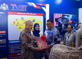 AHMAD Zahid Hamidi menerima cenderamata disampaikan Ketua Menteri Melaka, Datuk Seri Ab. Rauf Yusoh sempena Majlis Perasmian Hari TVET Negara 2025 di MITC, Ayer Keroh, Melaka. -  UTUSAN/ARIF HAMIZAN MISKON