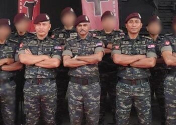 M.V. Sri Kumar (tengah) bersama pegawai dan anggota UTK pada Upacara Penganugerahan Beret UTK dan Penutupan Kursus Asas Kawalan Rapat Keselamatan Siri 1/2025 di Bukit Aman, Kuala Lumpur.