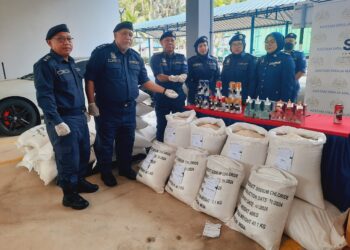 NADZRI Che Ani (tiga dari kiri) menunjukkan beras import dan minuman keras yang dirampas dalam sidang akhbar di Wisma JKDM di Ayer Keroh, Melaka.